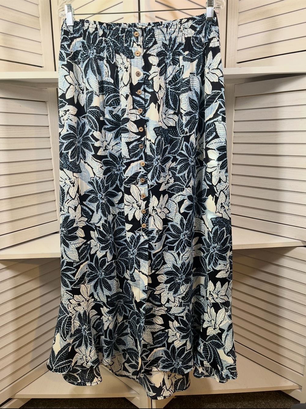 eesome Navy & White Floral Button-Front Maxi Skirt